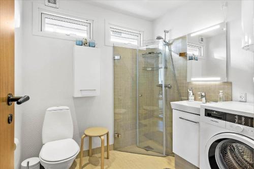 un bagno bianco con wc e doccia di FY112-Bogense-Laerkevej-4 a Bogense