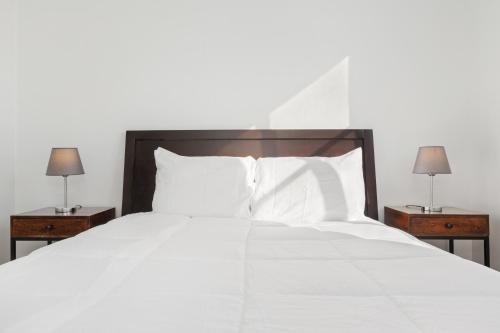 Letto o letti in una camera di Waterside Flat With Garage And Easy Beach Access