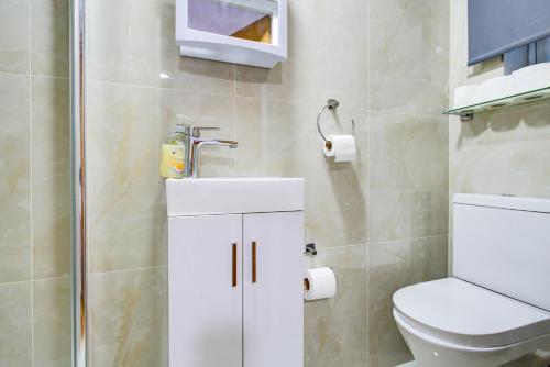 un baño con inodoro y lavabo en Amaro Hotel, en Londres