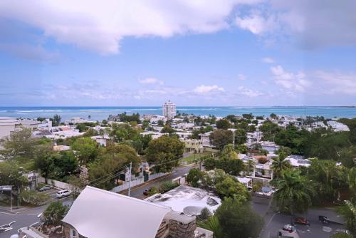 una vista aerea di una città con l'oceano di Waterside Flat With Garage And Easy Beach Access a San Juan