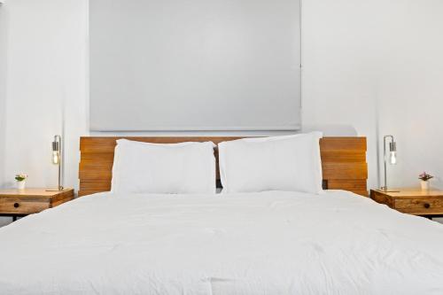 Letto o letti in una camera di Waterside Flat With Garage And Easy Beach Access