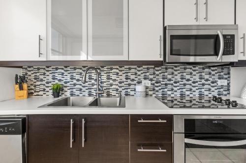 Cucina o angolo cottura di Waterside Flat With Garage And Easy Beach Access