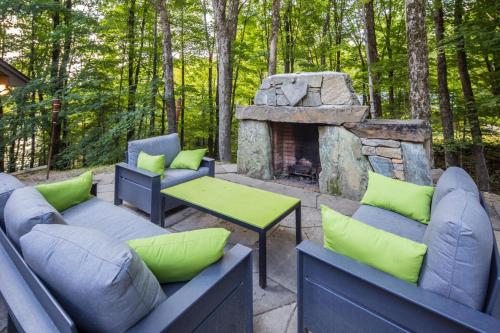 Fotografie z fotogalerie ubytování Lakewood Lodge - 4BR, 2BA Ski Home - Private Hot Tub, Wood Fire, Kent Pond & EV Charger v destinaci Killington