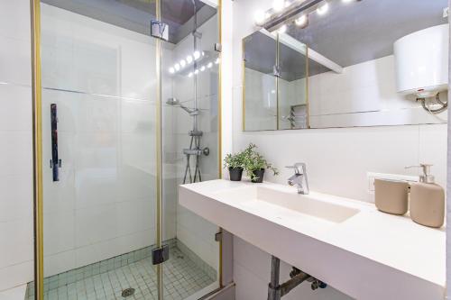 ein Badezimmer mit Waschbecken und Dusche in der Unterkunft En el corazon de Palma by Mallorca Infinity in Palma de Mallorca
