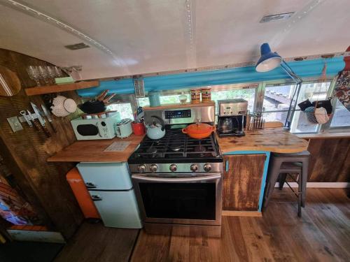 Dapur atau dapur kecil di Skoolie in the woods