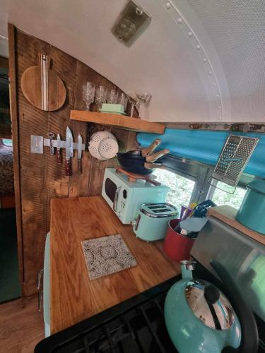 Dapur atau dapur kecil di Skoolie in the woods