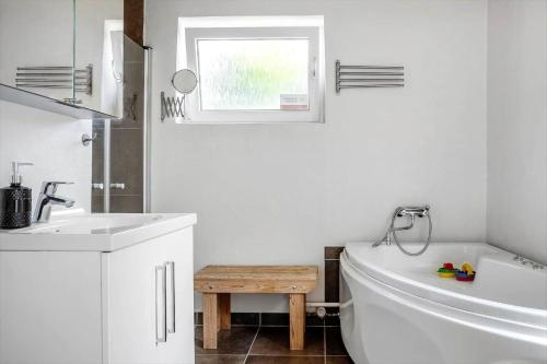 VestervigにあるLF271-Vestervig-Gunhildsvej-49の浴槽と洗面台のある白いバスルーム