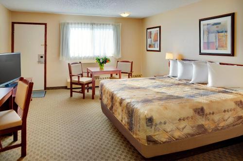 Giường trong phòng chung tại Nova Inn Kindersley