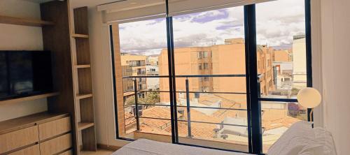 Μια τηλεόραση ή/και κέντρο ψυχαγωγίας στο Amazing loft in Santa Barbara