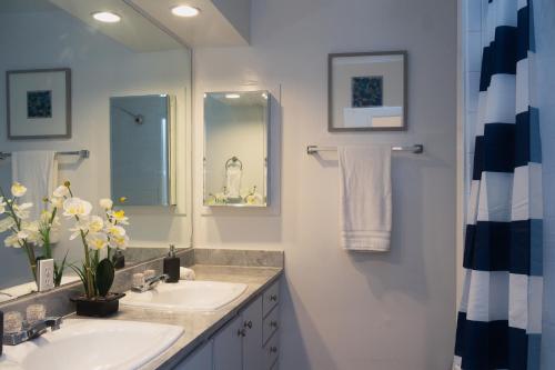 une salle de bain avec deux lavabos et un miroir dans l'établissement 2BR Montrose Aquatic Dream House, Downtown, Medical Center, à Houston