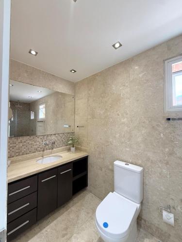 Ванная комната в Elegant & Luxurious Apartment in Central Chacao