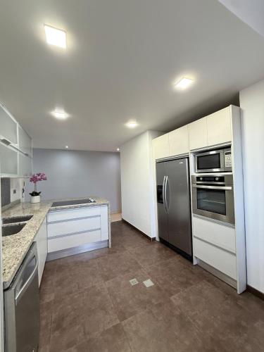 Кухня или мини-кухня в Elegant & Luxurious Apartment in Central Chacao
