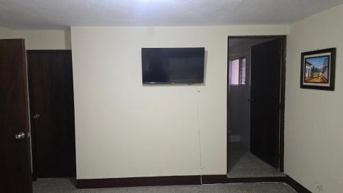 Una televisión o centro de entretenimiento en Be Happy Hotel
