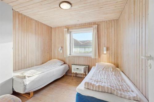 two beds in a small room with a window at FY186-Asperup-Molevej-12 in Asperup