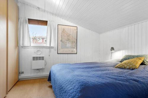 Una cama o camas en una habitación de 5586-Svaneke-Duebakken-12