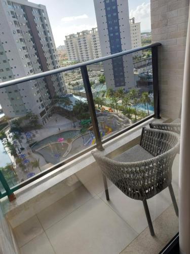 balcone con sedia e vista su un resort di Apt 01 quarto Resort Salinas Premium a Salinópolis