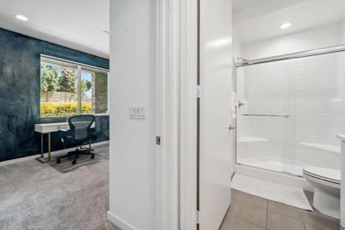 a bathroom with a toilet and a desk at NoHo Modern Townhouse with Gorgeous Rooftop in Van Nuys