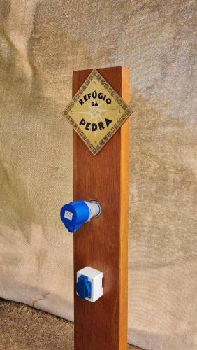 a wooden post with a sign on top of it at Chalé Refugio da Pedra SP in São Bento do Sapucaí