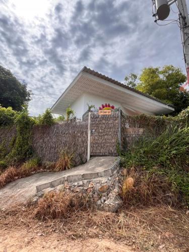 Το κτήριο όπου στεγάζεται  η παραθεριστική κατοικία