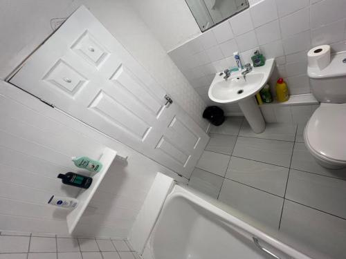 Koupelna v ubytování 3 Beds, 2 Baths, Northampton, Free Parking, 50mins Train to London Euston