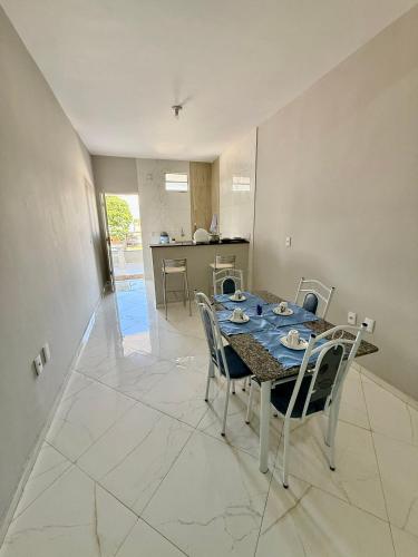 a dining room with a table and chairs at Serra Flat in Tianguá
