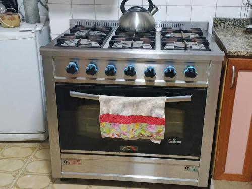 Una estufa con un paño de cocina colgando del horno. en Juanita, en Buenos Aires