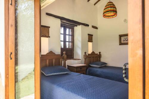 a bedroom with two beds and a window at Refugio Ecoturístico Villa Clarita in Estación El Salto