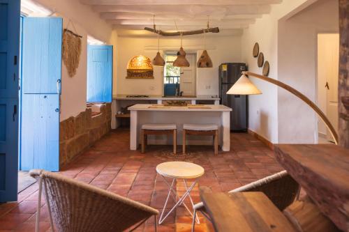 a kitchen and dining room with a table and chairs at Refugio Ecoturístico Villa Clarita in Estación El Salto