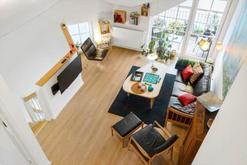 an overhead view of a living room with a couch and a table at FY382-Bogense-Vestre-Engvej-104-1-tv in Bogense
