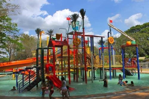 TacondoにあるRQ Pool Villa, Angeles Cityの遊び場の集団
