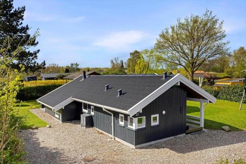 a black house with a gambrel roof at FY386-Hesselager-Stentoften-22 in Hesselager