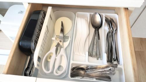 a drawer filled with utensils and a utensil at 箱根と熱海の中間駅徒歩10分海徒歩3分のリビエラマナヅル in Wada