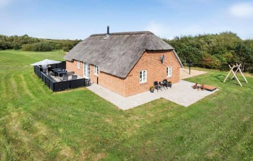 widok z lotu ptaka na dom z dachem w obiekcie Amazing Home In Ulfborg With Kitchen w mieście Øhuse