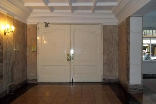 una habitación vacía con una gran puerta blanca en Departamento Posadas en Buenos Aires