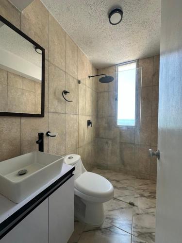 Bagno di Apartamento de lujo frente al mar en residencia con piscina, planta electrica y gym