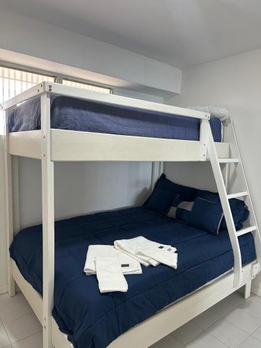 Letto o letti in una camera di Apartamento de lujo frente al mar en residencia con piscina, planta electrica y gym