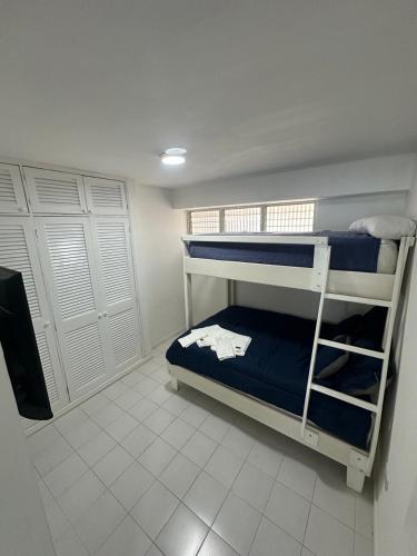 Letto o letti in una camera di Apartamento de lujo frente al mar en residencia con piscina, planta electrica y gym