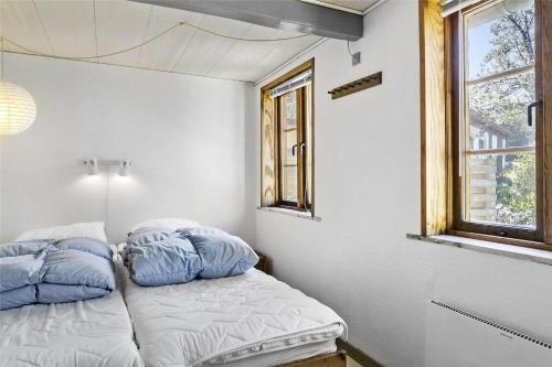 Una cama o camas en una habitación de 6637-Allinge-Sondergade-12