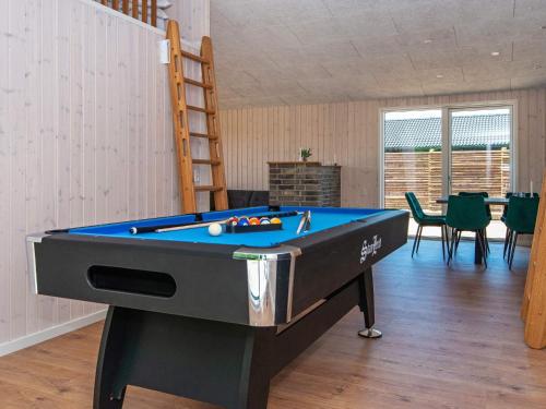 Τραπέζι μπιλιάρδου στο 14 person holiday home in Glesborg-By Traum
