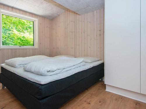 Ένα ή περισσότερα κρεβάτια σε δωμάτιο στο 14 person holiday home in Glesborg-By Traum