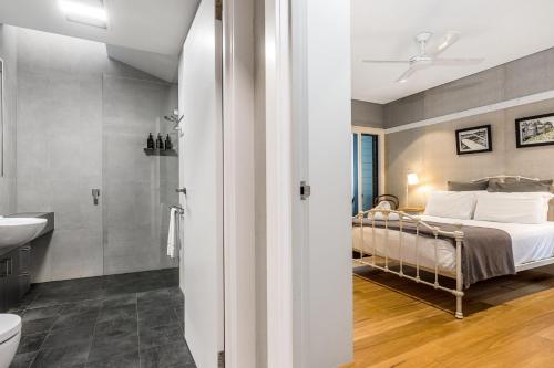 Postel nebo postele na pokoji v ubytování Belongil Laneway