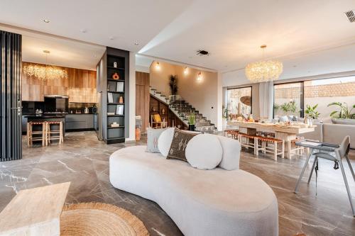 Dapur atau dapur kecil di Large Private Pool, Breakfast Included, Near Golf