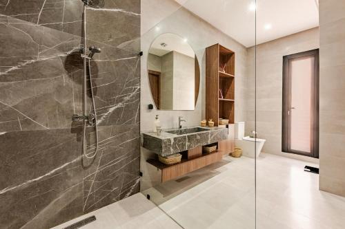 Bilik mandi di Large Private Pool, Breakfast Included, Near Golf