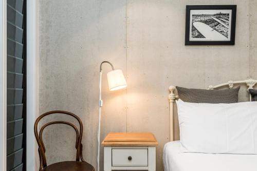 Postel nebo postele na pokoji v ubytování Belongil Laneway