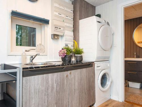 una cocina con fregadero y lavadora en 12 person holiday home in Glesborg-By Traum, en Glesborg