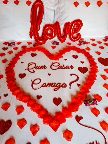 a heart shaped cake with a sign that reads love over crash damage at Chalés Refúgio no Campo in Santo Antônio do Pinhal