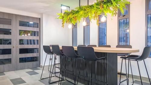 a dining room with a table and chairs at Hermoso Apartamento a pasos de Santa Lucía in El Cerrillo