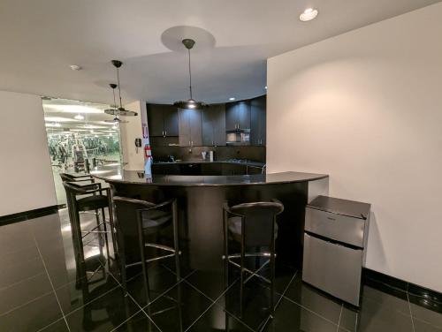 Η κουζίνα ή μικρή κουζίνα στο Luxurious large private space with Sauna, Gym and Office