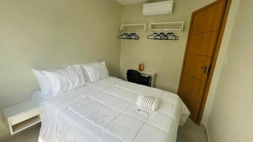 a bedroom with a large white bed with white pillows at Apartamento aconchegante e completo PROXIMO AO AEROPORTO-COP-30 in Belém