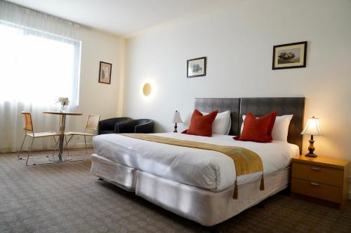 Una cama o camas en una habitación de Golden Pebble Hotel